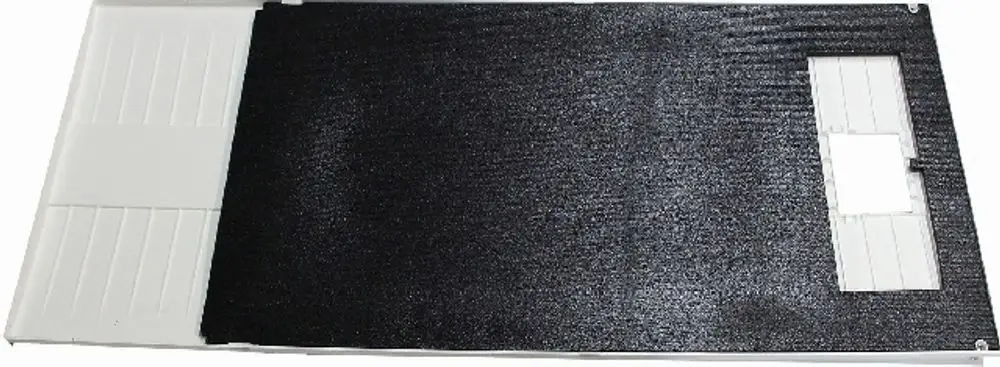 Frontverkleidung in Weiß mit schwarzer Oberfläche, passend für Wolf TOB. Enthält eine Aussparung, möglicherweise für einen Anschluss oder Schlitz.